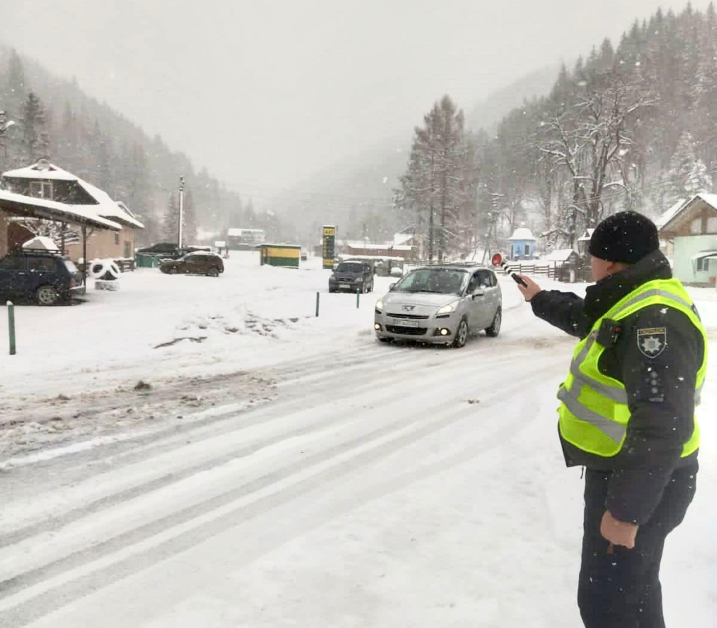 Відкопували і виштовхували: поліцейські розповіли, як допомагали на дорогах прикарпатцям у снігову негоду 2