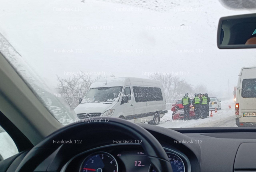 На дорогах Калуського та Коломийського напрямків затори через заноси фур і ДТП 2