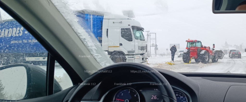 На дорогах Калуського та Коломийського напрямків затори через заноси фур і ДТП 1