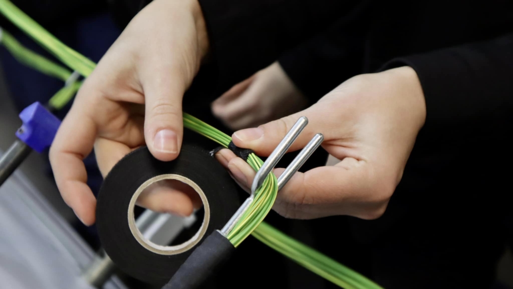 Компанія Leoni облаштувала у коломийському ліцеї кабінет праці 1