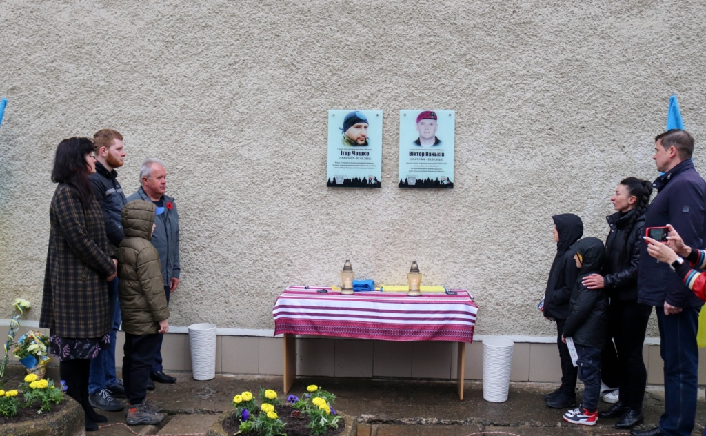 У Калуському ліцеї відкрили меморіальні дошки захисникам Віктору Паньківу й Ігорю Чошку 1