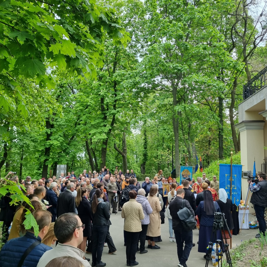 На Аскольдовій могилі відкрили меморіальну дошку Денису Антіпову, захиснику з Прикарпаття 2