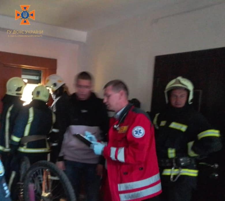 У Франківську в багатоповерхівці обірвався ліфт - 20-річного чоловіка рятувальники визволили з пастки 1