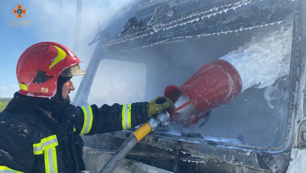 На автотрасі в Майдані рятувальники загасили авто з цистерною - ніхто не постраждав 4