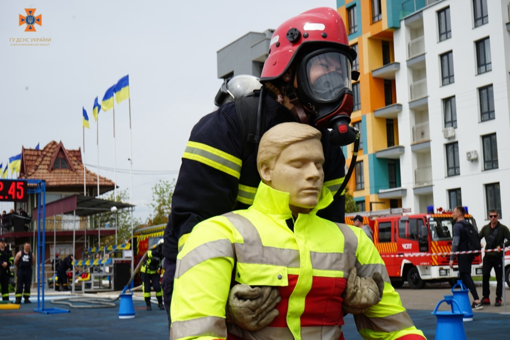 На Прикарпатті змагалися рятувальники з усієї України - визначали найсильніших 1