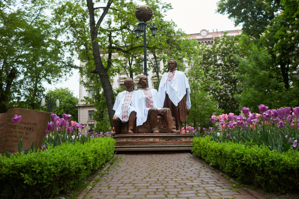 У Франківську Руську трійцю вдягнули у вишиванки. Фотофакт 1