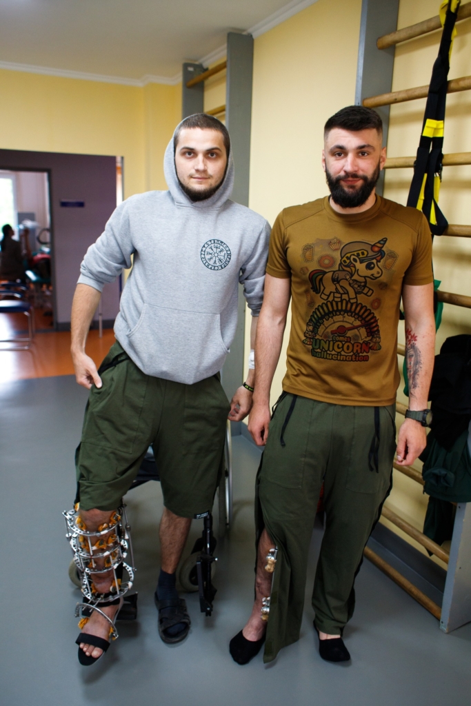 Bukvica з родиною Стециків міняють футболки-антидепресанти на одяг для поранених в ОКЛ 2
