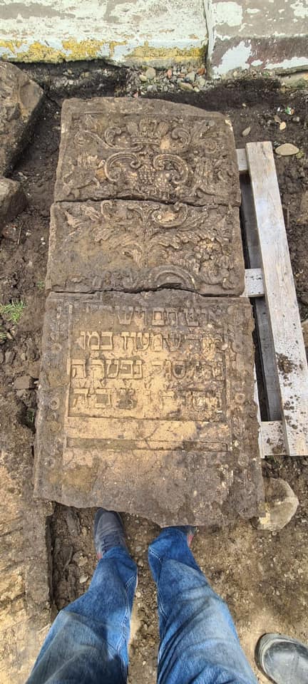 У Снятині прибирають з-під ніг і переносять на кладовище 300 єврейських надгробків 3