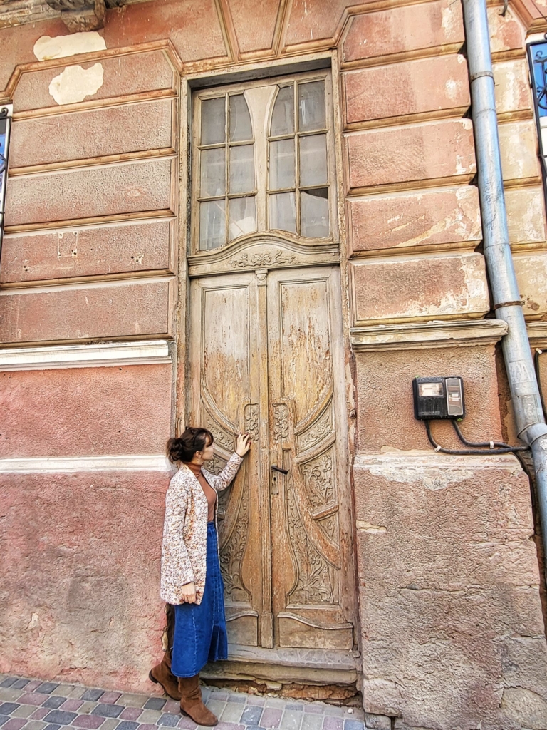 У Франківську реставрують четверо старовинних дверей із Чорткова 2