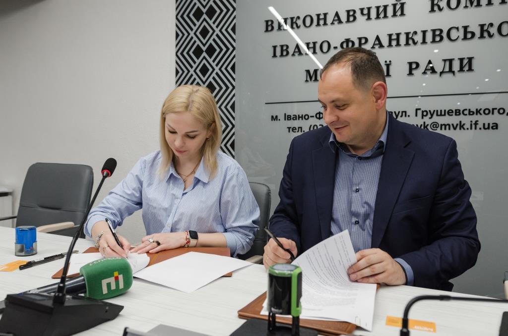 Волонтерка Дана Ярова та мер Франківська Руслан Марцінків підписали Меморандум про співпрацю 1