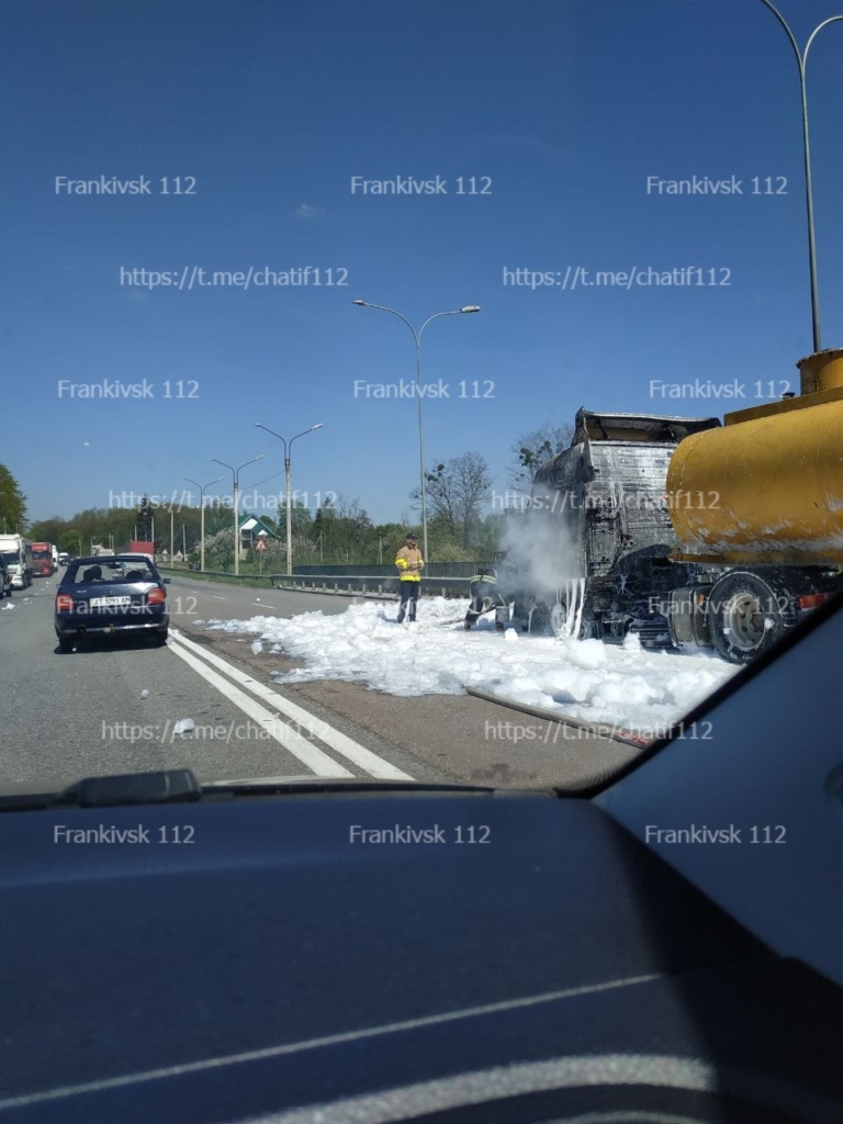 На автотрасі в Майдані рятувальники загасили авто з цистерною - ніхто не постраждав 1