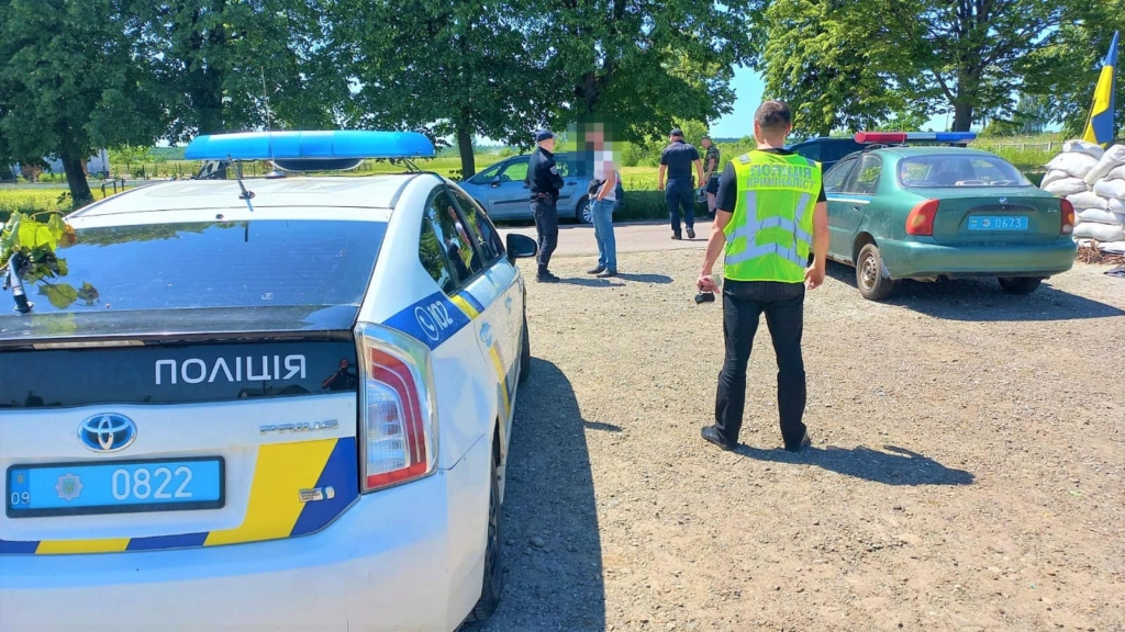 На Прикарпатті водій, у якого поліцейські вилучали авто, намагався їх підкупити 1