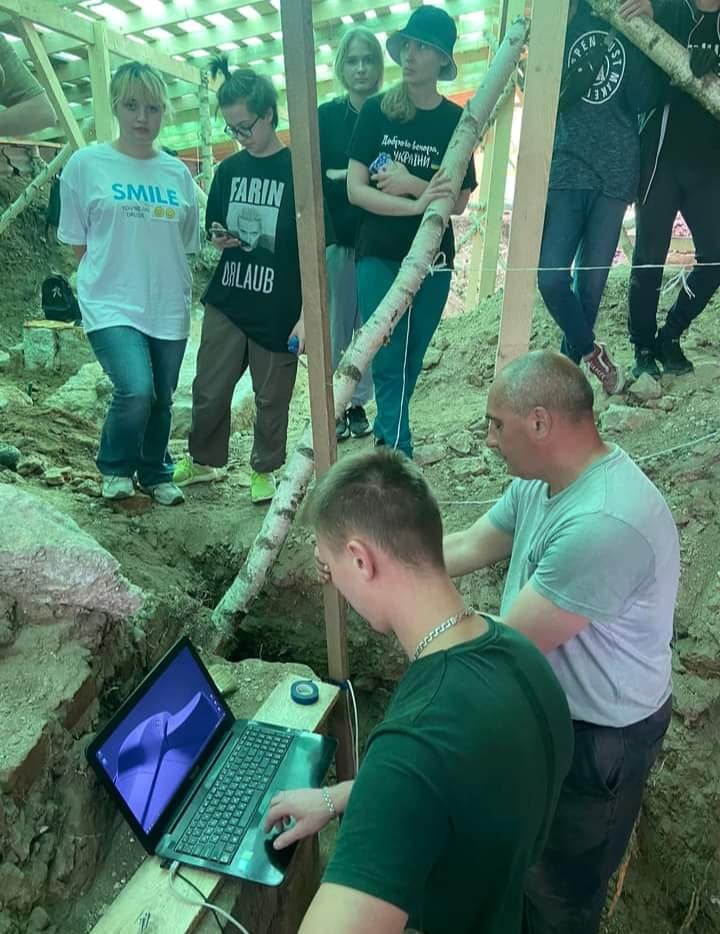Вперше за 300 років: археологи потрапили у підземелля Галицького замку 2