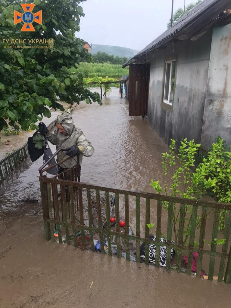 На Рогатинщині рятувальники виносять людей з підтоплених будинків 3