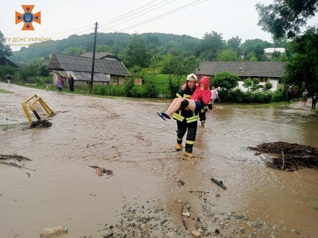 На Рогатинщині рятувальники виносять людей з підтоплених будинків 1