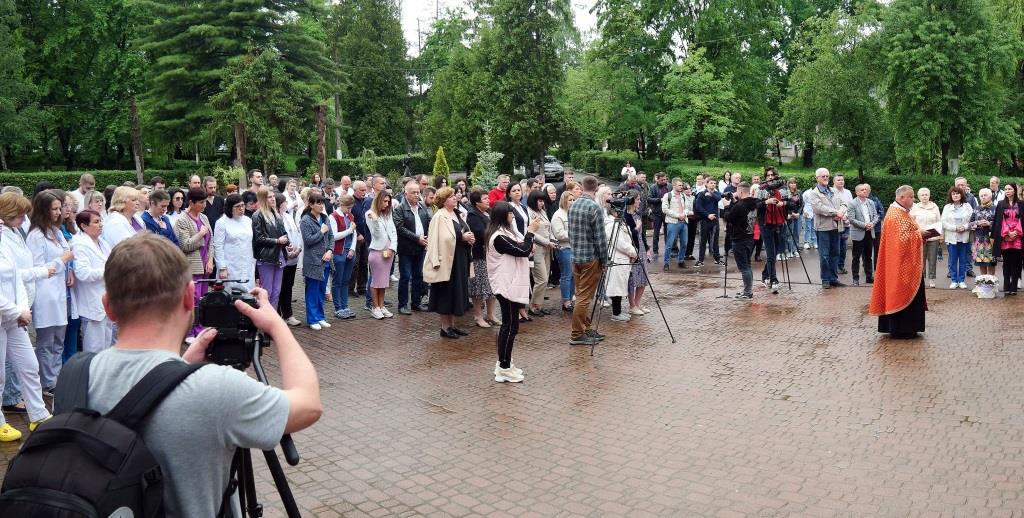 відкриття памятного барельєфа Володимиру Романчуку в онкоцентрі