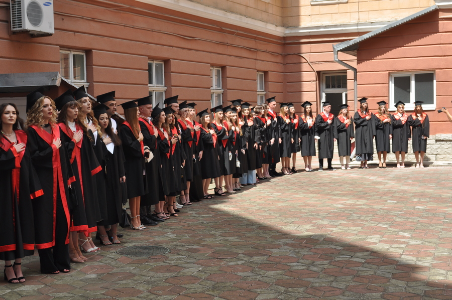 Випускники фармацевтичного факультету ІФНМУ отримали дипломи 3
