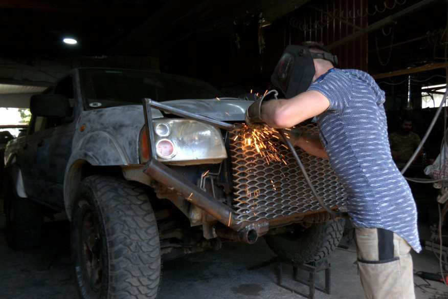 У Перегінську волонтери відновлюють автомобілі для нацгвардійців 1