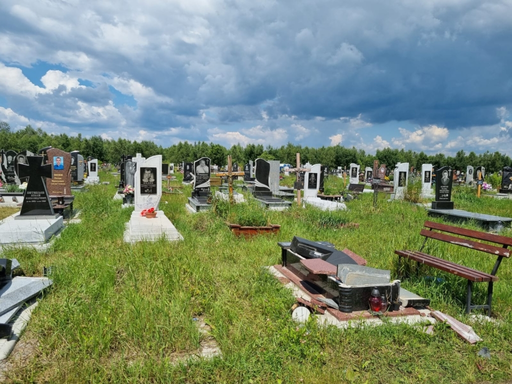 У Франківську на міському кладовищі буревій пошкодив два десятки пам'ятників 3