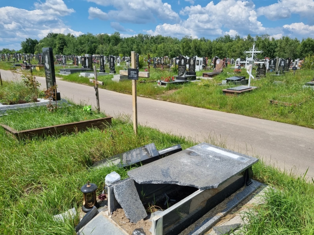 У Франківську на міському кладовищі буревій пошкодив два десятки пам'ятників 2