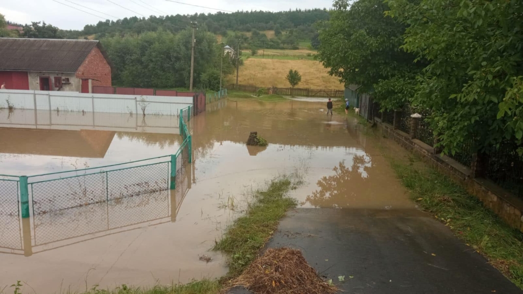 Сильна злива підтопила село Гвізд на Надвірнянщині. ФОТО 1