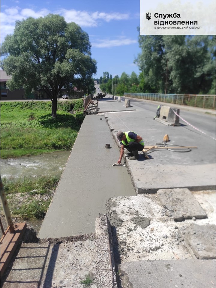 На дорогах Косівщини ремонтують два мости 2