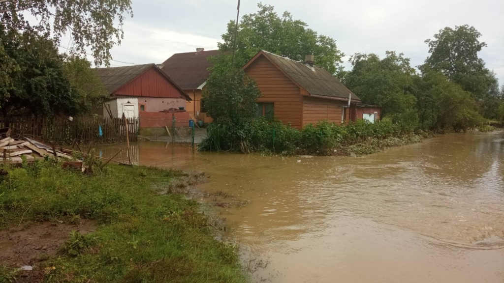 Сильна злива підтопила село Гвізд на Надвірнянщині. ФОТО 3
