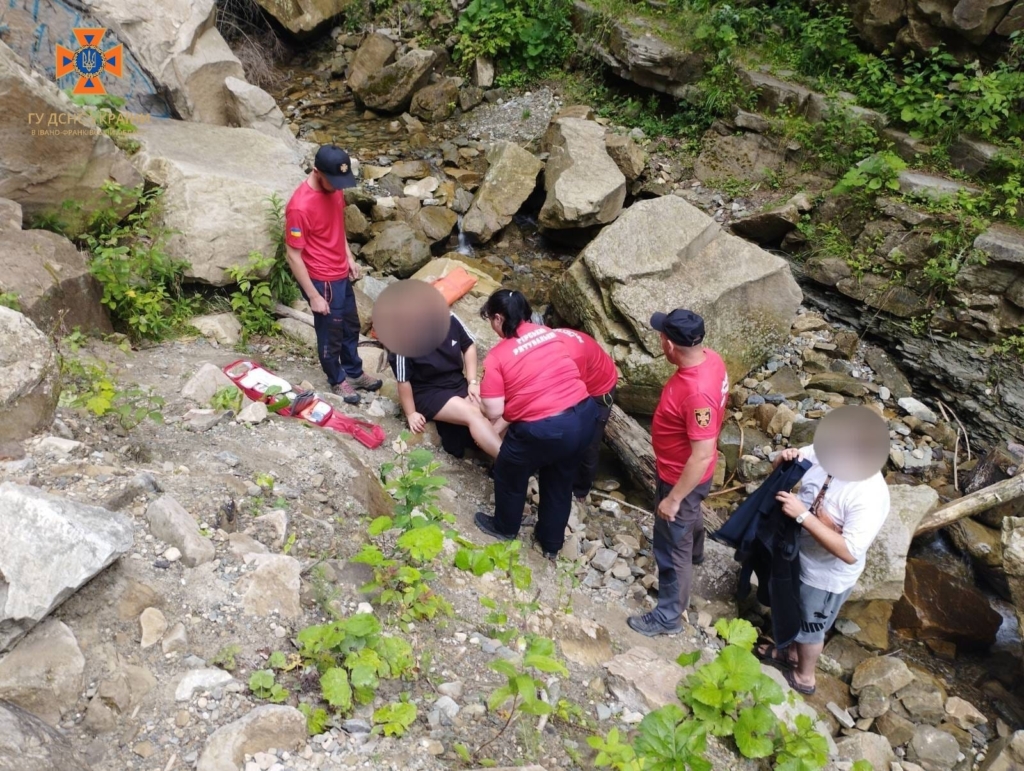 Рятувальники допомогли туристці з Кривого Рогу, яка травмувалася в горах 1