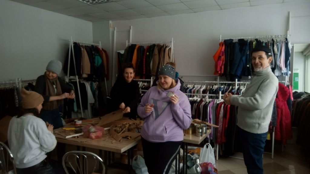 Скарби в "Крамничці доброти": як волонтери-переселенці допомагають франківцям 10