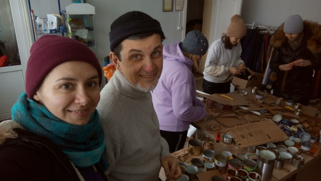 Скарби в "Крамничці доброти": як волонтери-переселенці допомагають франківцям 9