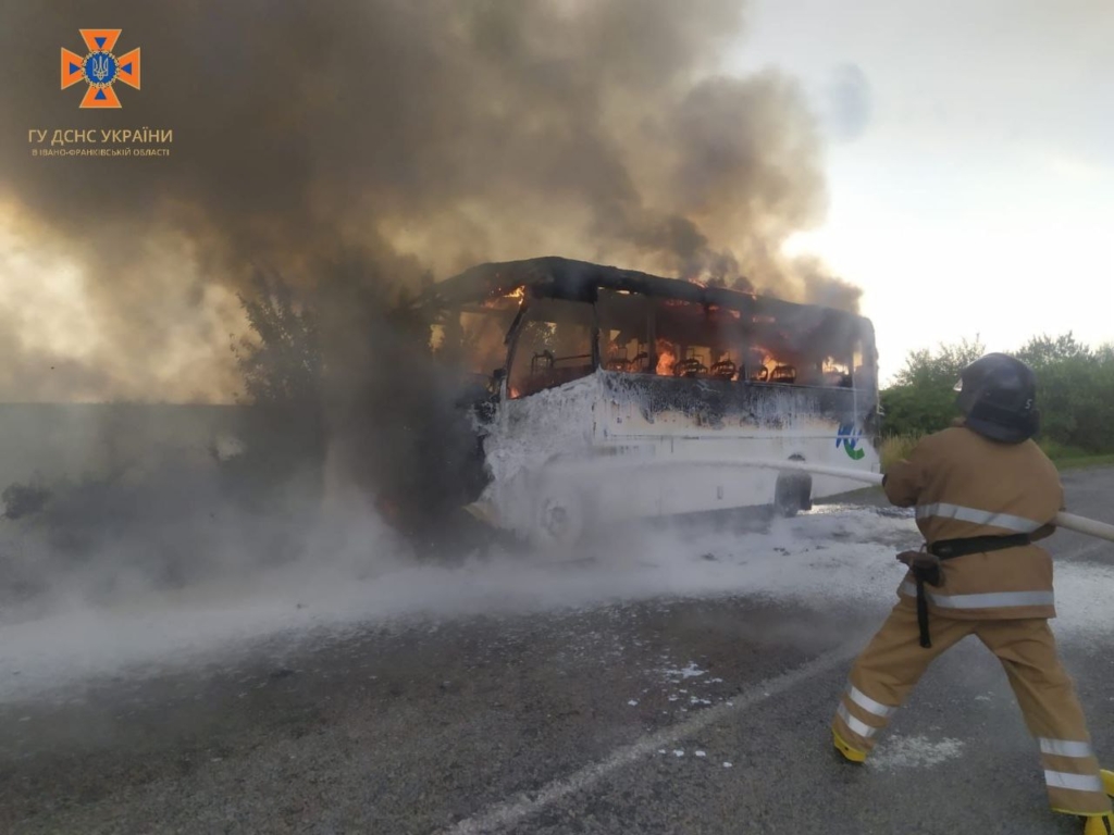 На Прикарпатті згорів пасажирський автобус