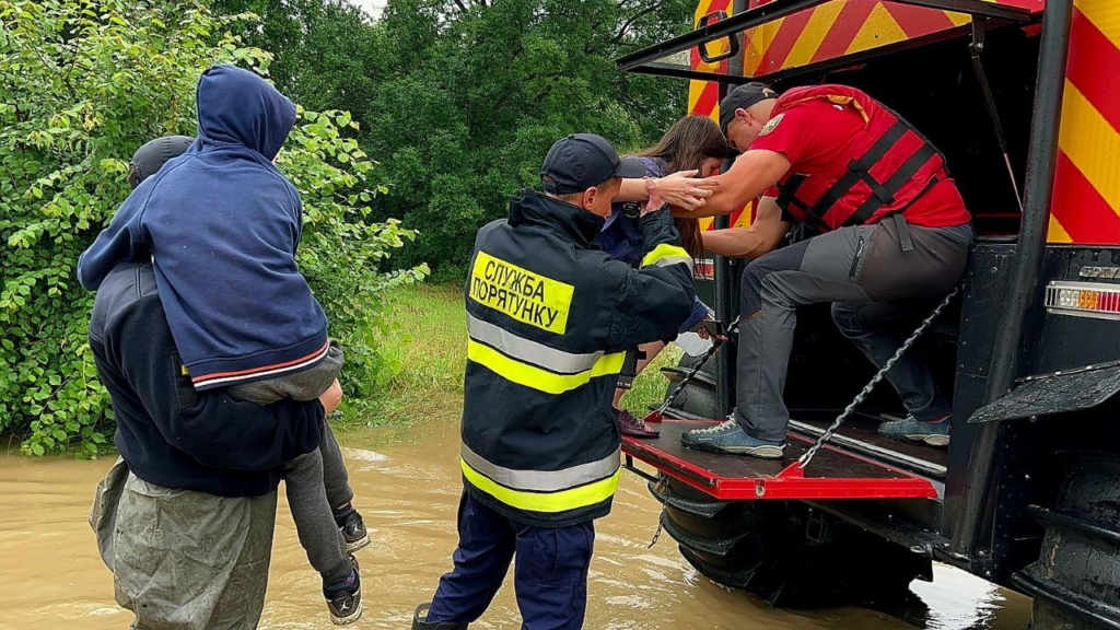 Рятувальники евакуювали 80 людей на Прикарпатті