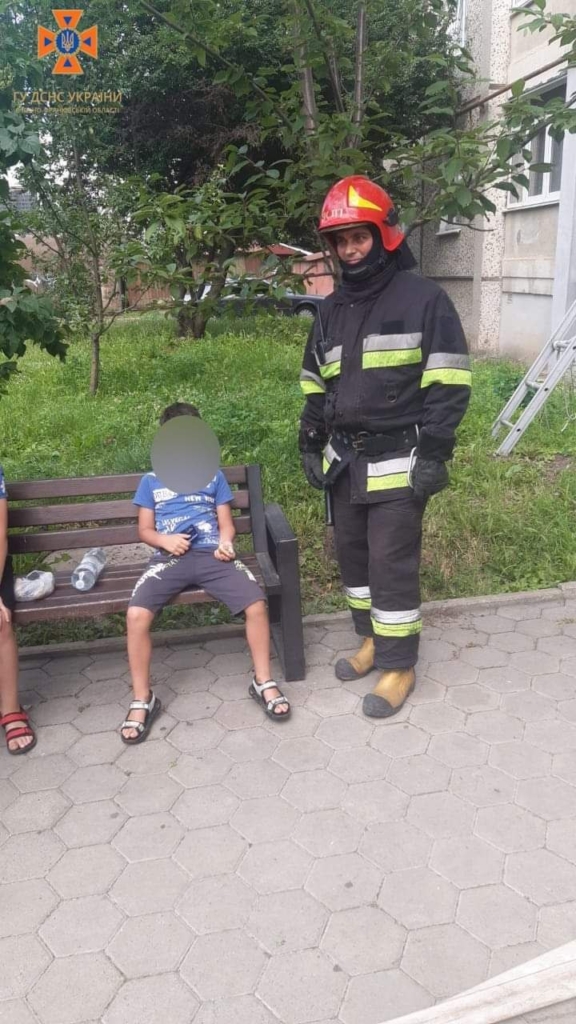 У Франківську пожежники евакуювали дитину із задимленої квартири 1