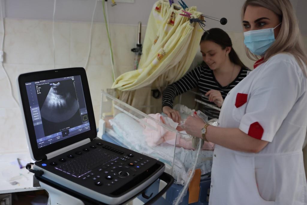 В Обласну дитячу лікарню передали УЗД-апарат для цілодобового нагляду за "поспішайками" 2