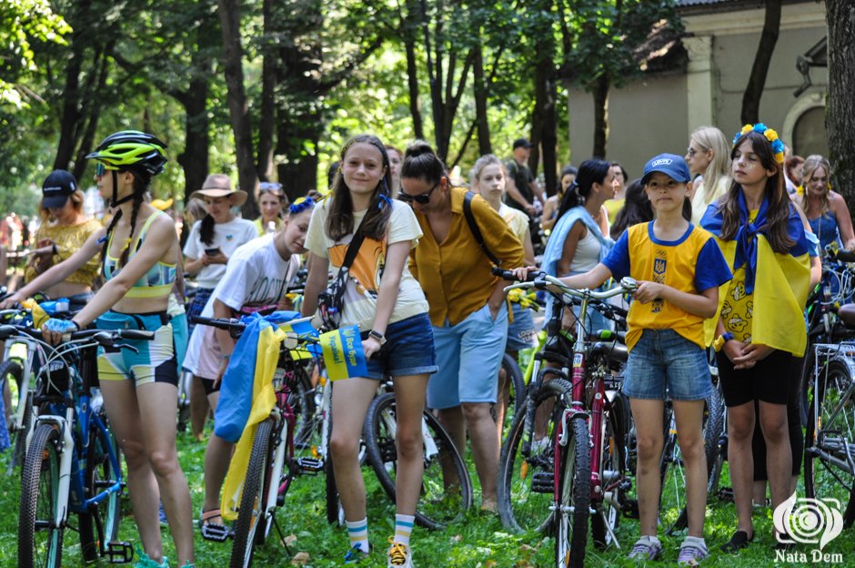 Велопарад дівчат у Франківську підтримали чоловіки 5