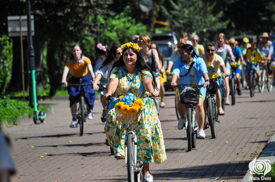 Велопарад дівчат у Франківську підтримали чоловіки 1