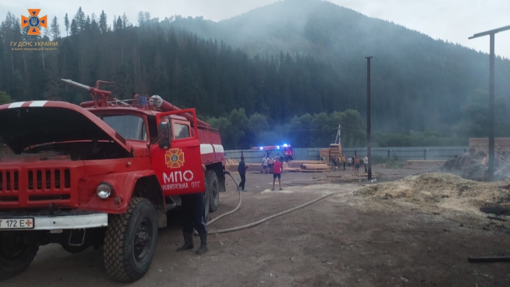 На Верховинщині загасили пожежу на деревообробному підприємстві 2