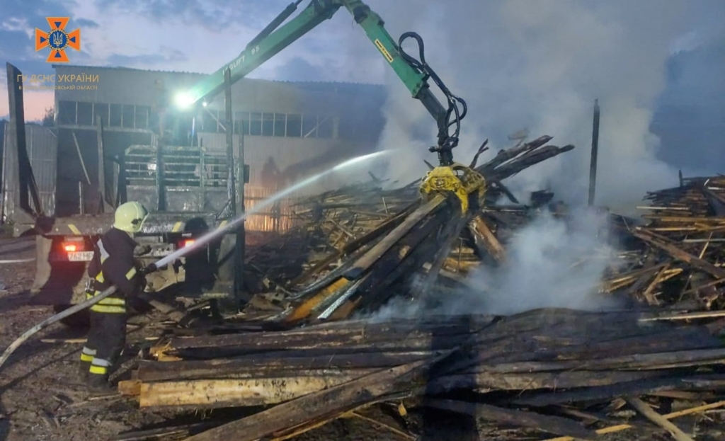На Верховинщині загасили пожежу на деревообробному підприємстві 1