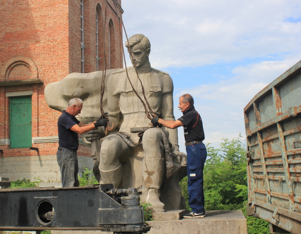 Останній радянський солдат: у Підпечерах демонтували комуністичний монумент 1