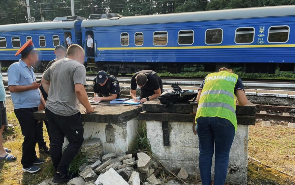На Прикарпатті 16-річна дівчина потрапила під поїзд