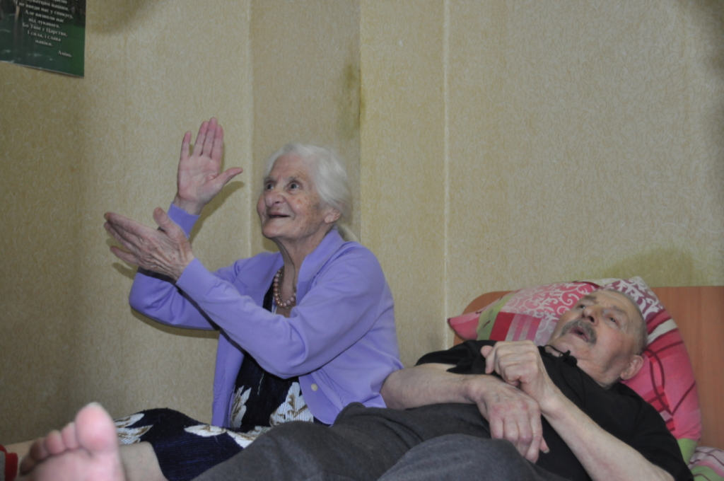 У них - кохання: 89-річна жінка з Попасної та 81-річний чоловік з Ізюму знайшли одне одного у терцентрі на Прикарпатті 3