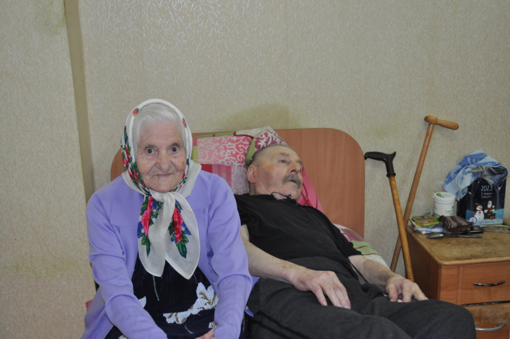 У них - кохання: 89-річна жінка з Попасної та 81-річний чоловік з Ізюму знайшли одне одного у терцентрі на Прикарпатті 1