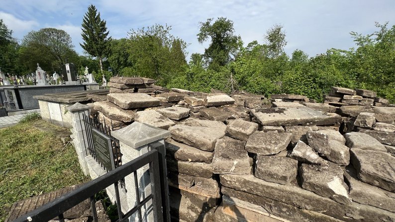 У Снятині з 300 єврейських надгробків, демонтованих з-під ніг, спорудять меморіал 3