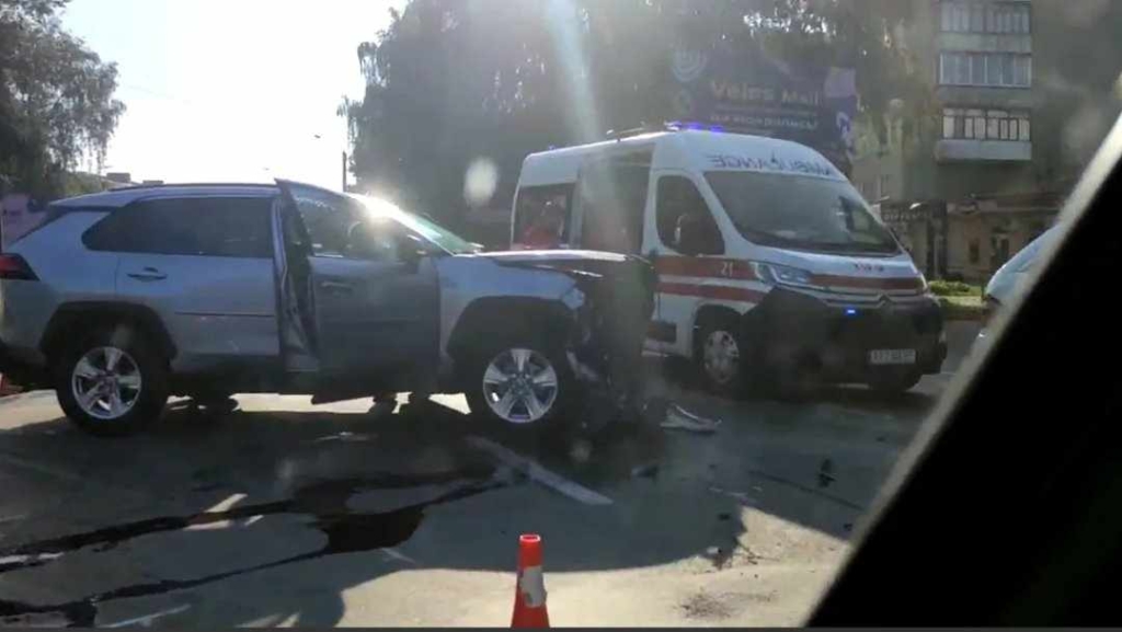 У Франківську в ранковій ДТП зіткнулися шість машин, травмовані троє людей 2