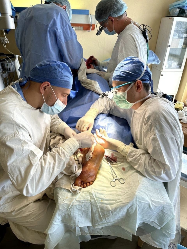 Хірурги ОКЛ врятували ногу бійцю операцією за методою вільного клаптя