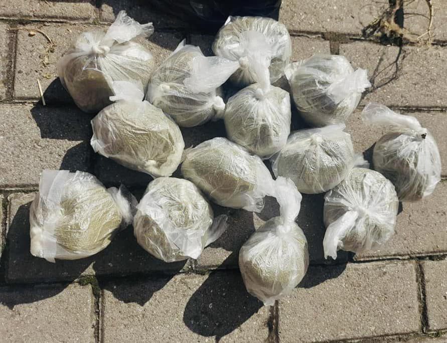 На Прикарпатті у наркоторговців вилучили 10 кг наркотиків та 900 тисяч гривень 1