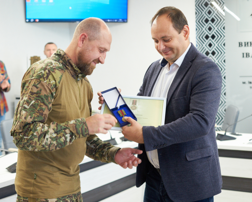 Президентськими медалями "За оборону України" нагородили двох захисників з Франківська 1