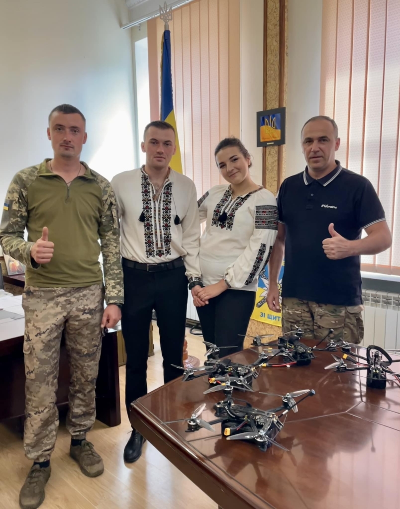 Молодята з Верховини за весільні гроші купили 4 дрони-камікадзе 1