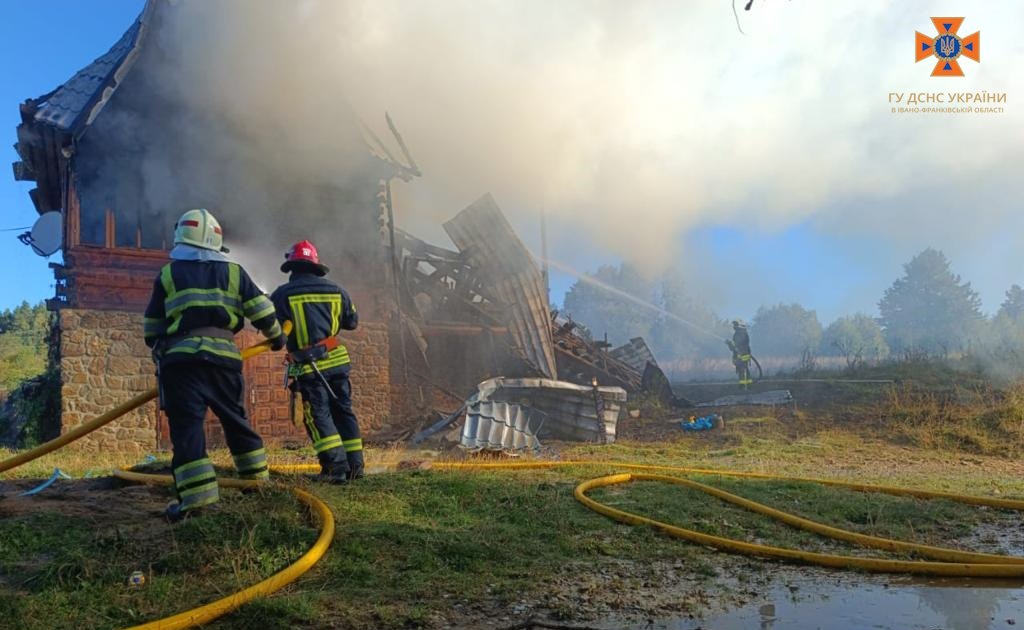 На Надвірнянщині пожежники загасили будинок, охоплений вогнем 1