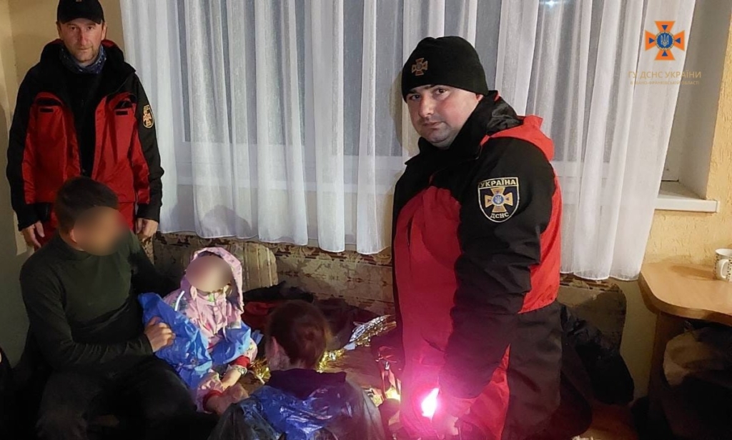Рятувальники розшукали групу туристів з дворічною дитиною, які заблукали на Говерлі 1